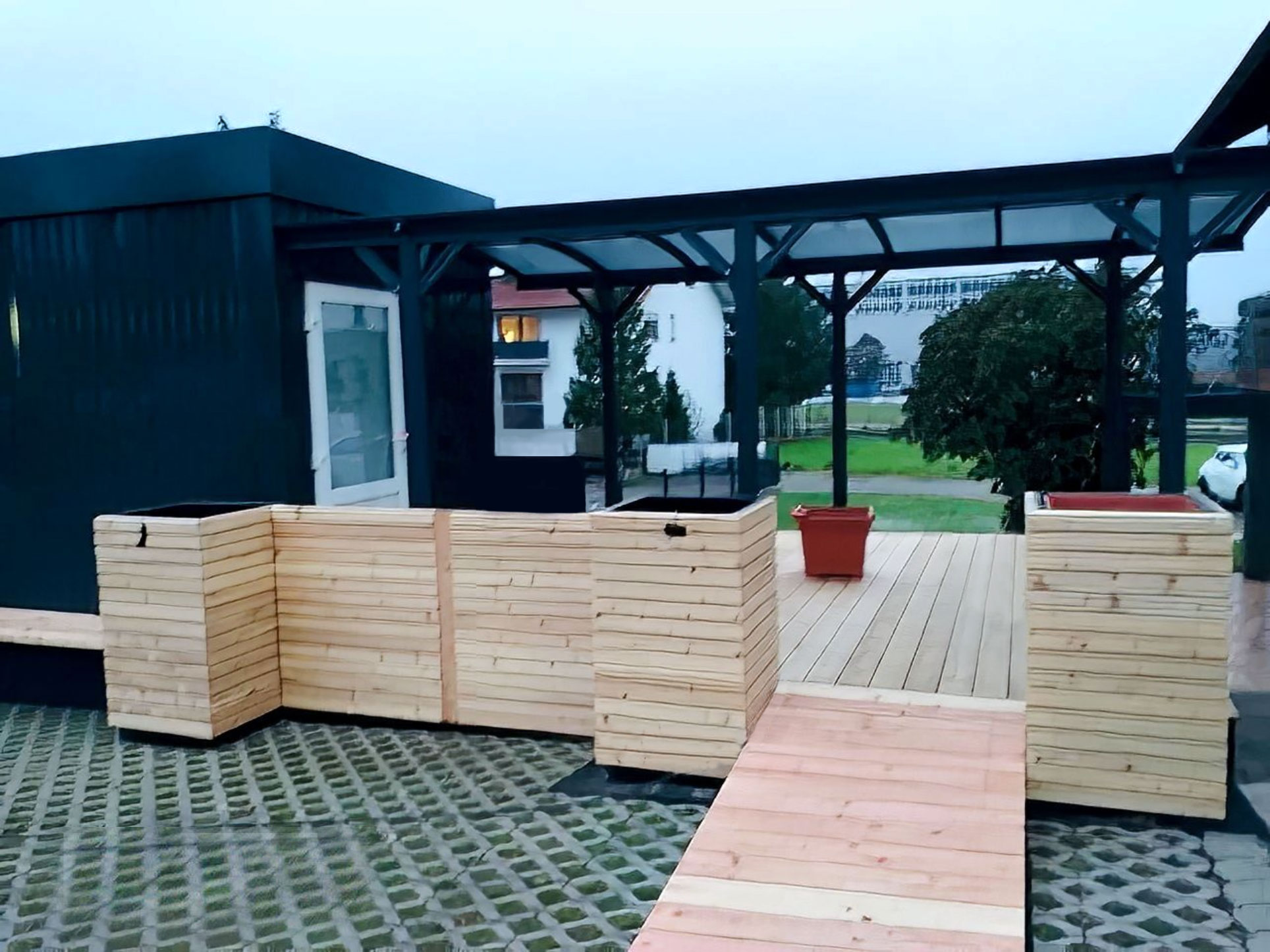Business-Container auf eigenem Grundstück